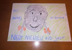 Plakat wykonany ręcznie kredkami - twarz dorosłego mężczyzny z warkoczami i napis: "Po drugiej stronie nigdy nie wiesz kto jest"